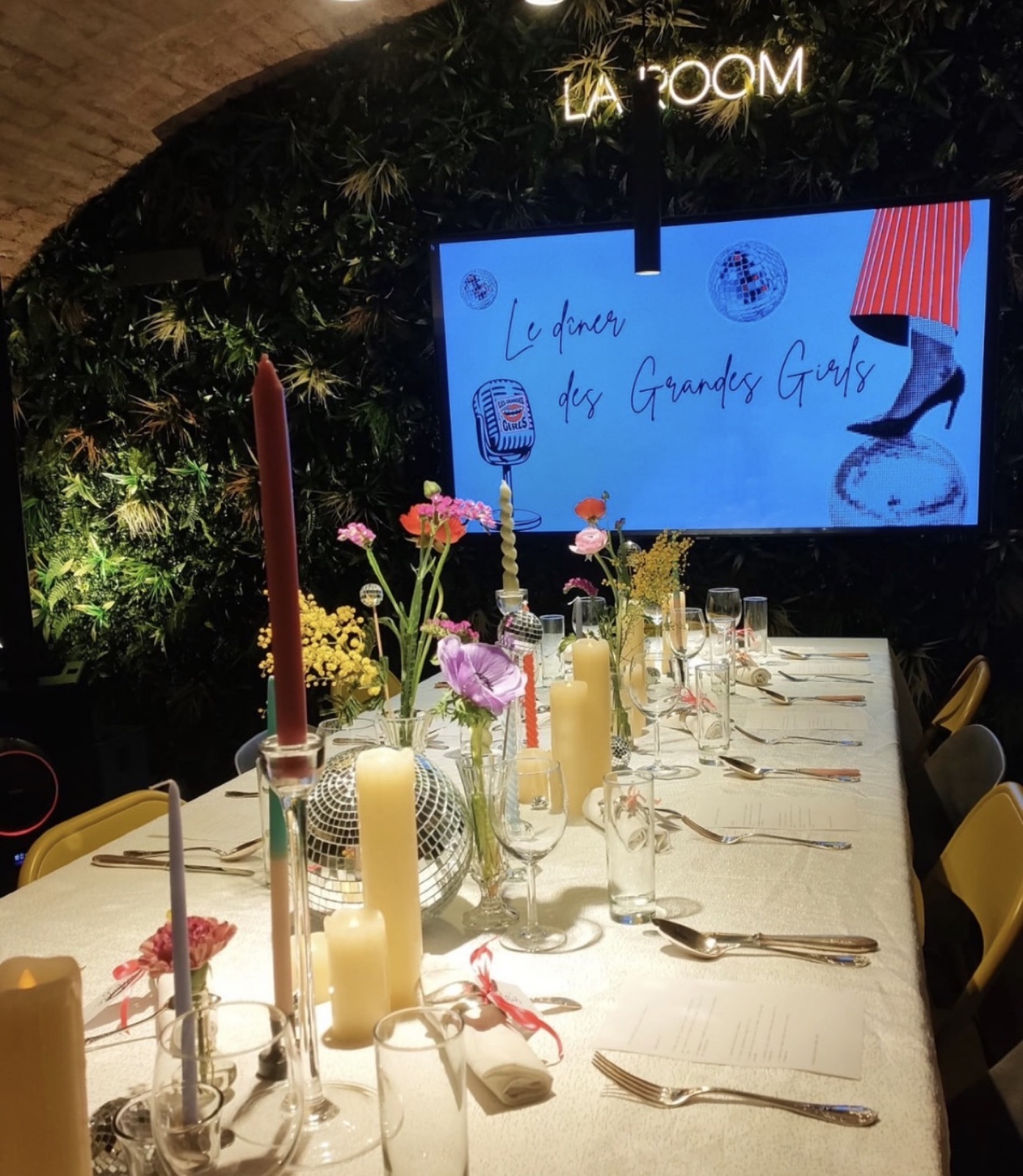 Soirée d'entreprise : table dressée sous le néon LA ROOM