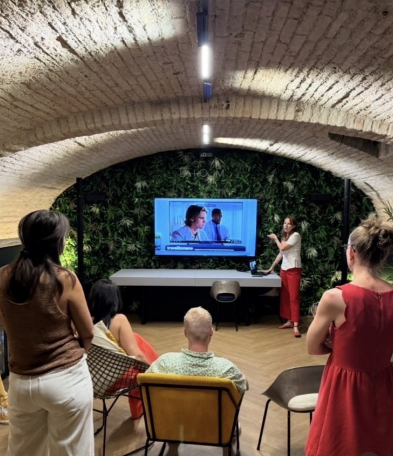 Présentation dans la cave voûtée devant le mur végétal