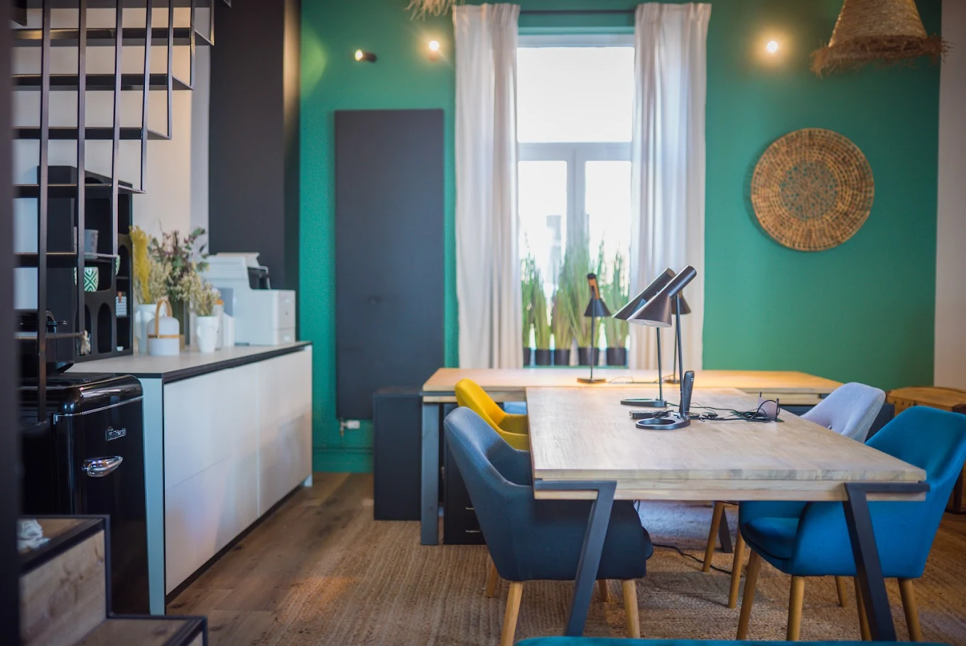 Salon voûté de La Room avec canapé et escalier jaune